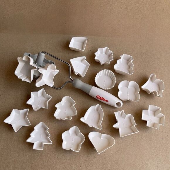 Vintage Wilton Roll-Along Cookie Cutter Multi Christmas Holiday Shapes - Picture 4 of 17